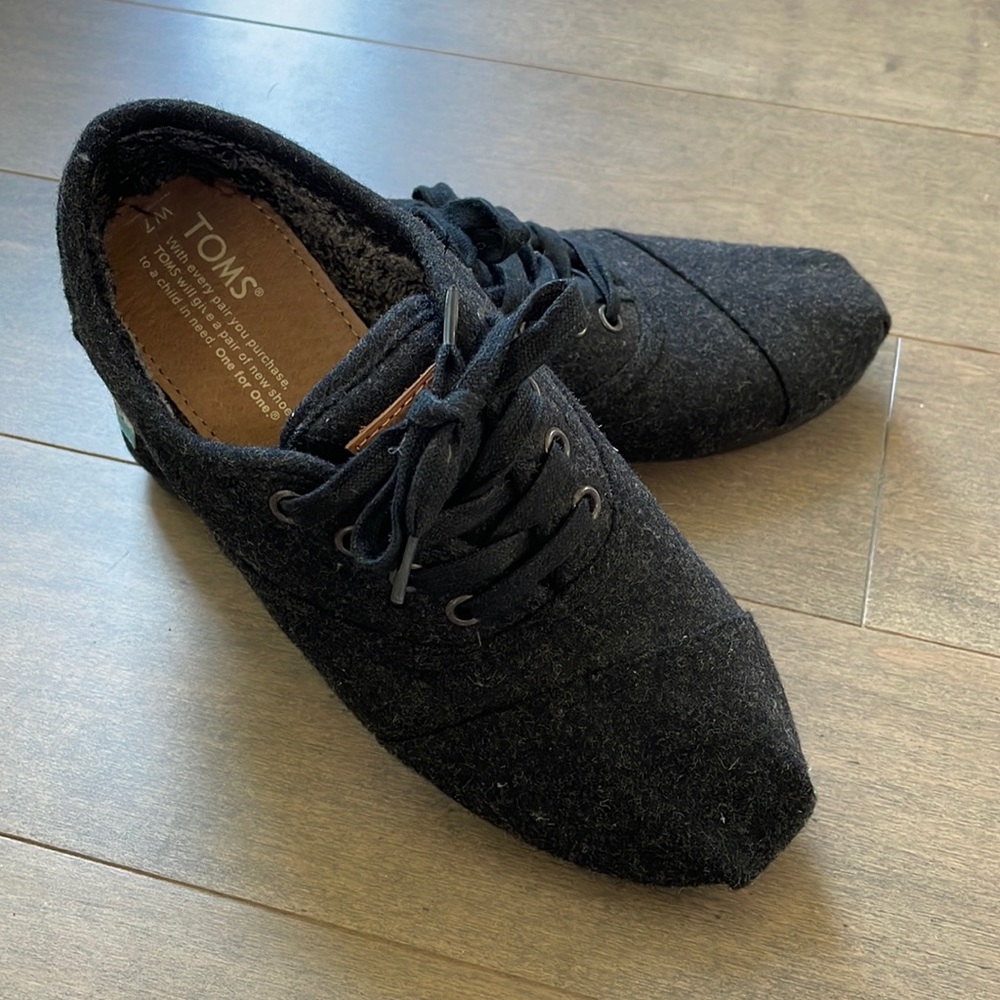 Women’s TOMS Sneakers *lined*